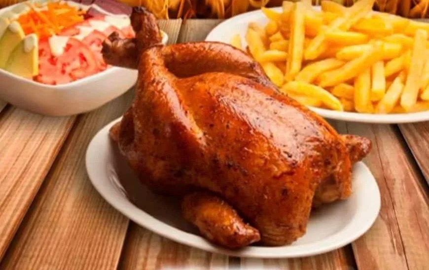 Pollo a la brasa con patatas fritas y ensalada
